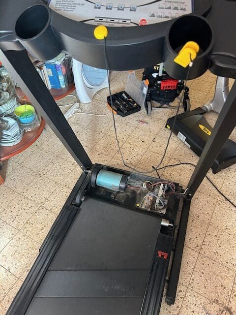 משטח ריצה ומנוע בהליכון VO2 בזמן תיקון