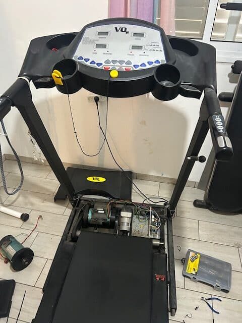 תיקון הליכון VO2 – מנוע וכרטיס פיקוד חשופים בזמן אבחון