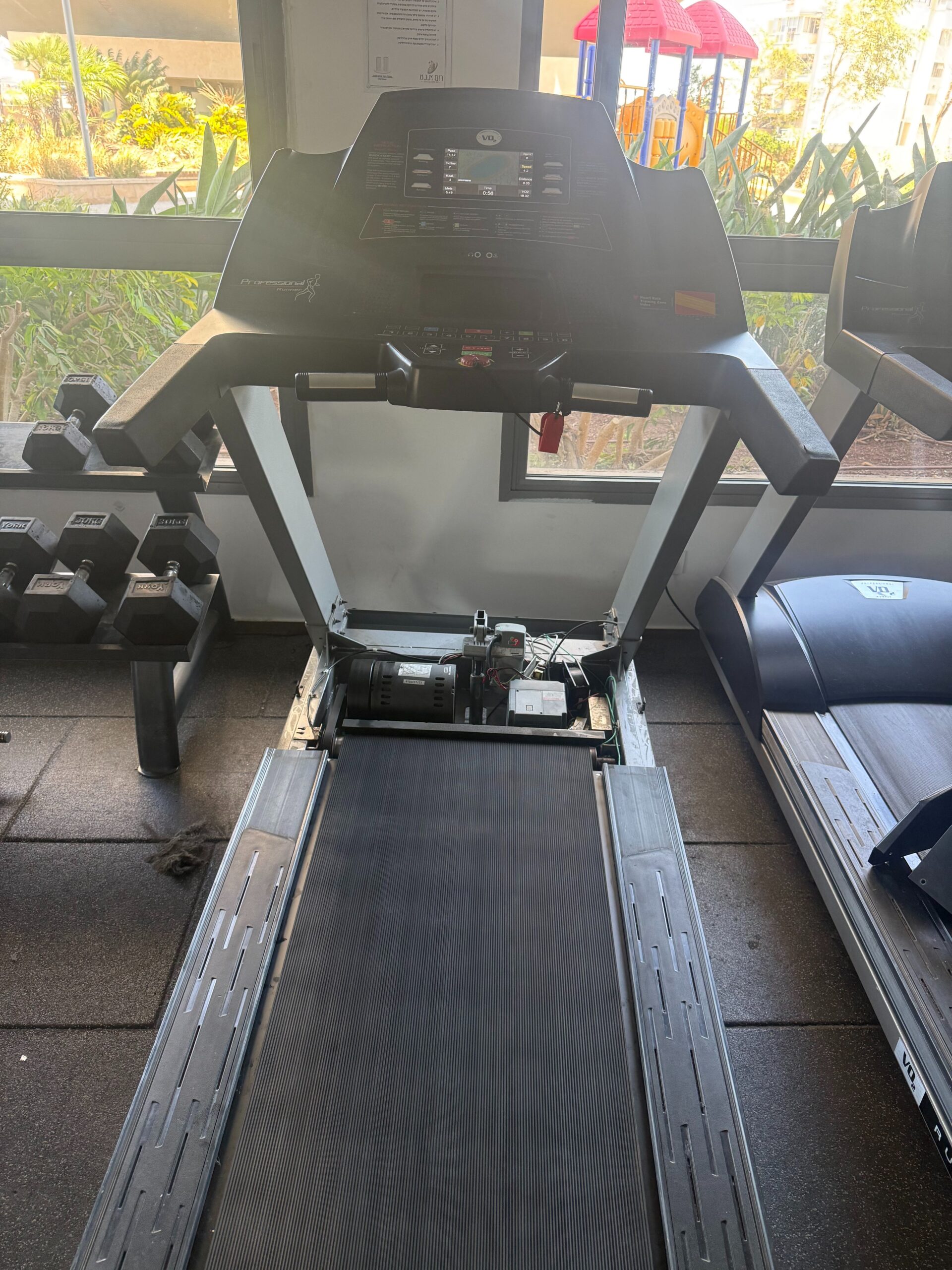 תיקון הליכון VO2 Professional Runner בחדר כושר בפתח תקווה — החלפת רצועת הליכה